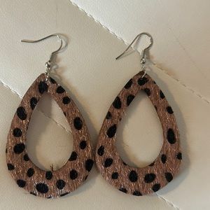 NWOT Cutout teardrop polka dot animal cheetah earrings